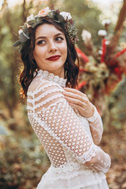 Parkta düğün fotoğrafı çektiren zarif bir çift gelin.