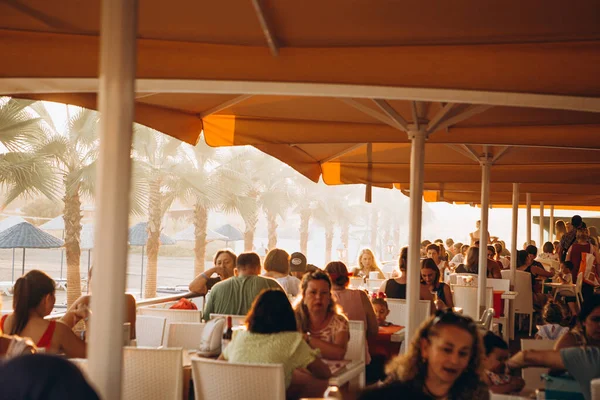 2018 Istambul Turquia Garçons Servindo Hóspedes Mesas Restaurante Praia Perto — Fotografia de Stock