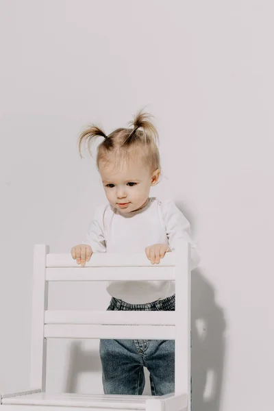 Menina Bonito Com Penteado Rabo Cavalo Vestido Com Uma Camiseta — Fotografia de Stock