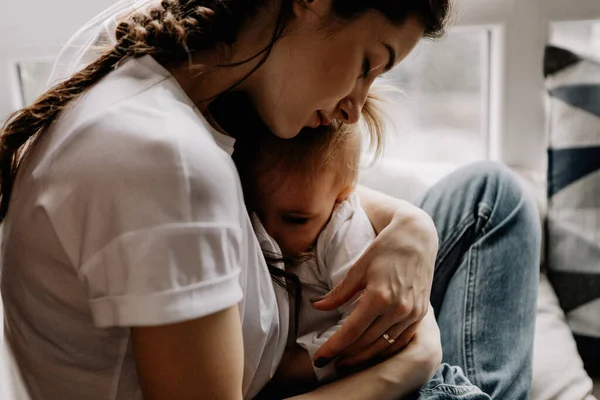 Retrato Niño Que Chupa Leche Mama Materna Mujer Amamantando Pequeña — Foto de Stock