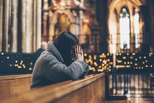 Une Femme Priant Genoux Dans Ancien Temple Catholique Dieu Espace — Photo