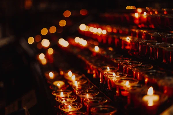 Religión Armonía Concepto Gente Muchas Velas Pequeñas Encendidas Iglesia —  Fotos de Stock