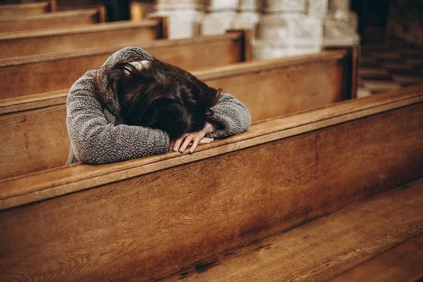 Mulher Cristã Reza Igreja Mãos Cruzadas Mesa Madeira Contexto Espaço — Fotografia de Stock