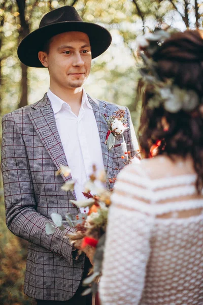 Elegantes Novias Una Sesión Fotos Boda Parque — Foto de Stock