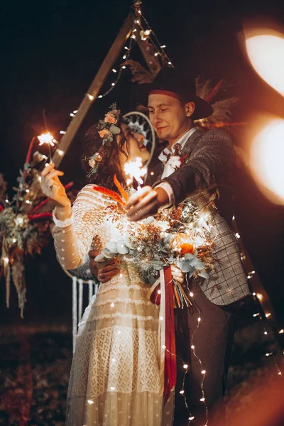 Akşam Parktaki Düğün Fotoğrafında Parlak Işıklar Maytaplarla Şık Bir Çift — Stok fotoğraf