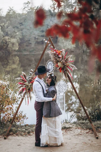 Elegante Pareja Novias Una Sesión Fotos Boda Parque Atardecer —  Fotos de Stock