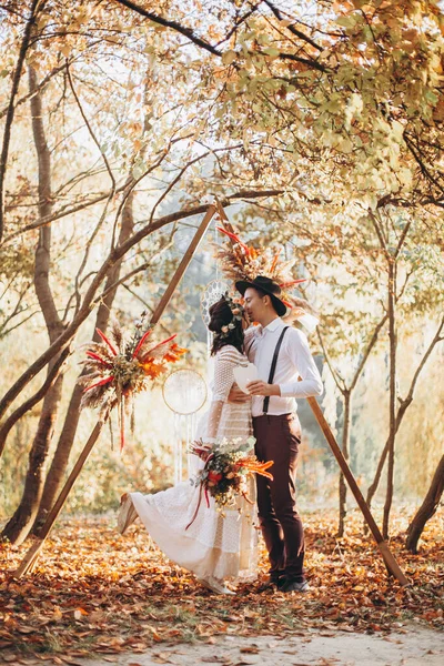 Casal Elegante Noivas Uma Sessão Fotos Casamento Parque Pôr Sol — Fotografia de Stock