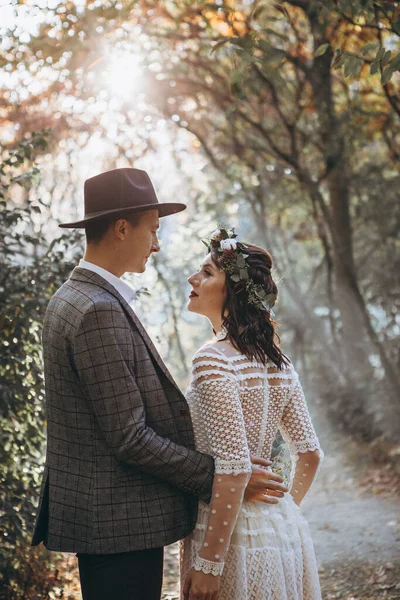 Casal Elegante Noivas Uma Sessão Fotos Casamento Parque Pôr Sol — Fotografia de Stock