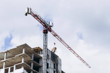 İnşaat alanında vinçle beton dökülüyor.