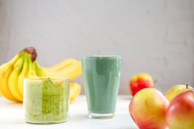 Taze kırmızı elma, muz ve spirulina tozuyla meyve püresi. Yaz vitamini tazeleyici içecek. Sağlıklı detoks diyeti