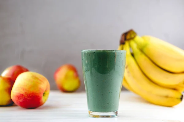 Batido Con Manzana Roja Fresca Plátano Espirulina Polvo Bebida Refrescante — Foto de Stock