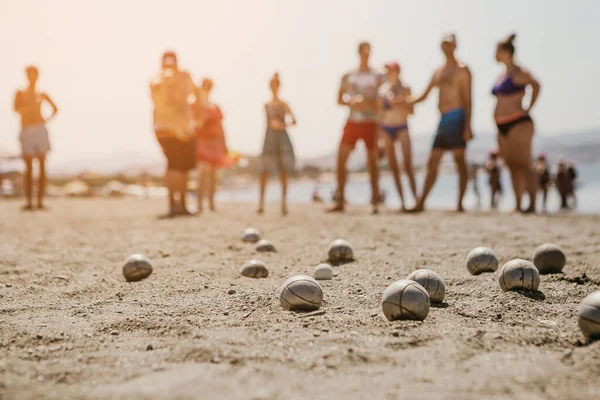 นหย ดชายหาดส าหร องเท ยวจากท โรปพวกเขาเล นเกมท งาน Petanque บนชายหาดทรายร — ภาพถ่ายสต็อก