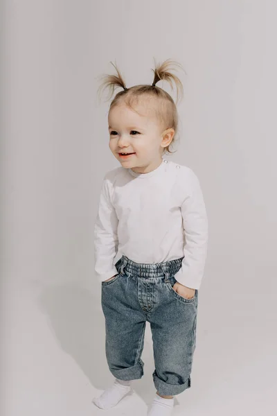 Schattig Klein Meisje Met Een Paardenstaart Kapsel Gekleed Een Wit — Stockfoto