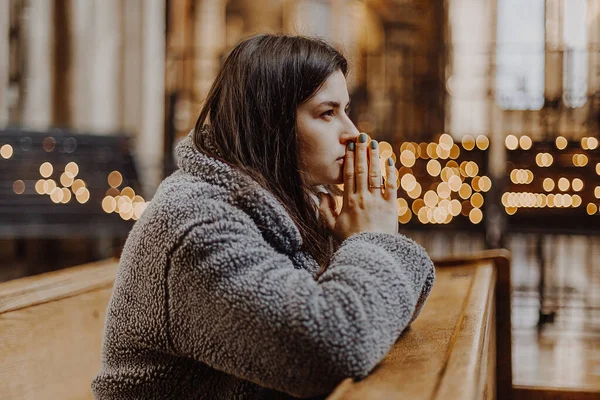 Žena Která Modlí Kolenou Starověkém Katolickém Chrámu Bohu Kopírovat Prostor — Stock fotografie