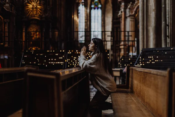 Uma Mulher Orando Joelhos Antigo Templo Católico Deus Espaço Cópia — Fotografia de Stock