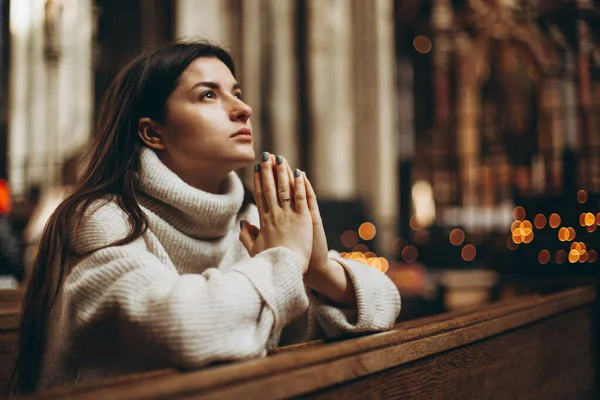 Uma Mulher Orando Joelhos Antigo Templo Católico Deus Espaço Cópia — Fotografia de Stock