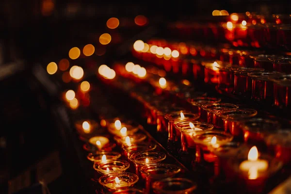 Náboženství Víra Harmonie Lidé Koncept Mnoho Malých Svíček Zapálených Kostele — Stock fotografie