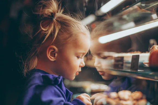 Klein Mooi Meisje Kiest Gebakjes Een Café Een Kind Naast — Stockfoto