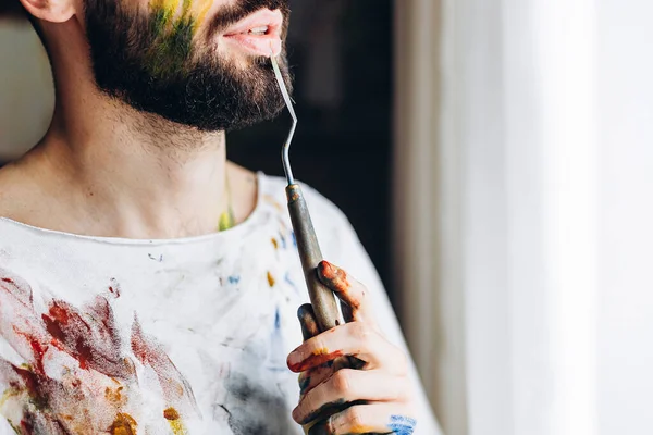 Portret Van Een Jonge Creatieve Kunstenaar Man Met Een Wit — Stockfoto