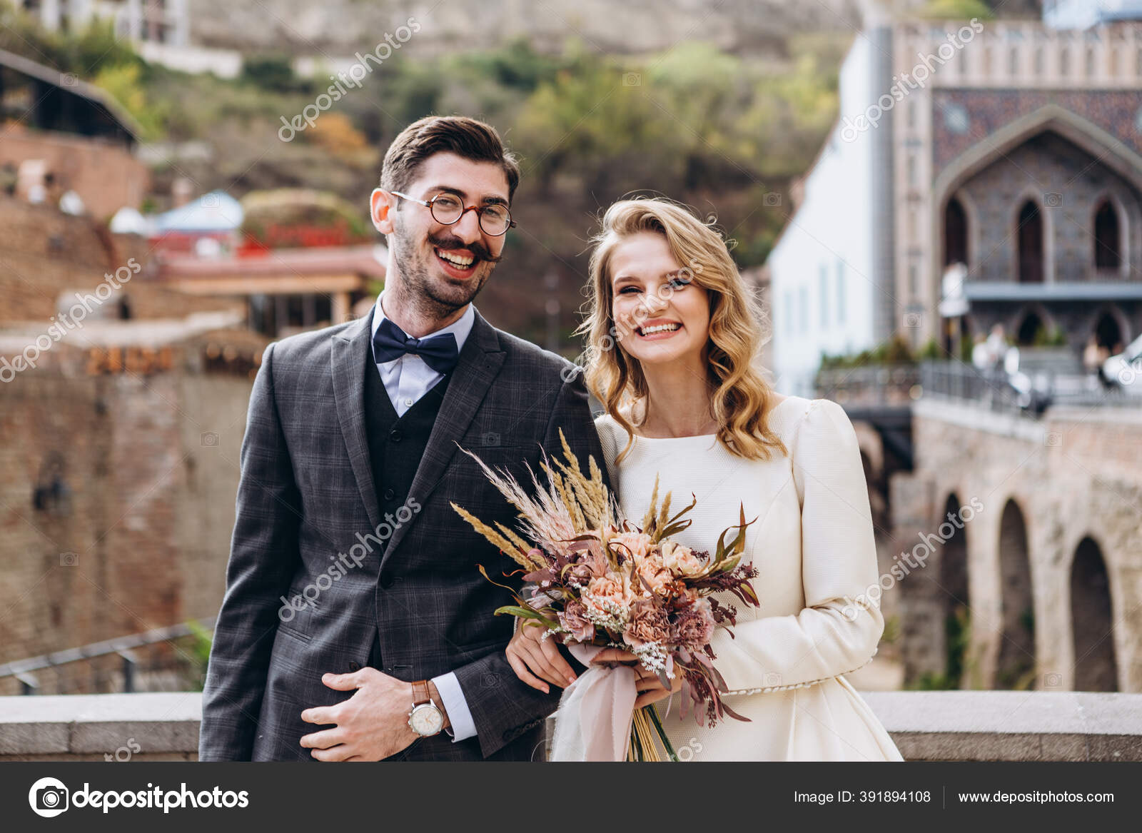 Couple Élégant Mariées Homme Avec Moustache Habillé Costume Jolie