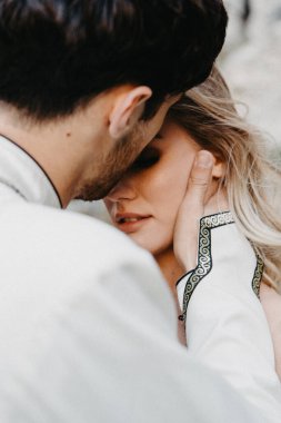 Gürültü etkisi, seçici odak: Düğün fotoğrafçılığı sırasında gelinlere sarılma ve öpücükler. Karı kocanın şık bir çifti.