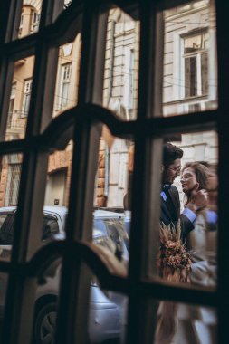 Gürcistan 'ın Konuk Başkenti Tiflis' in güzel sokaklarındaki şık mekanların ortasında şık düğün kıyafetleriyle gelinlerin tanıtım çekimi