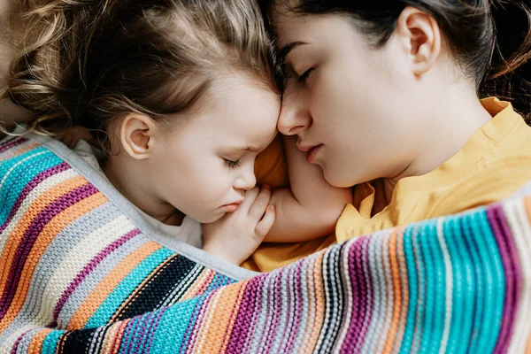 Młoda Matka Dziecko Lat Śpią Razem Przytulając Się Śpiąc Dzień — Zdjęcie stockowe