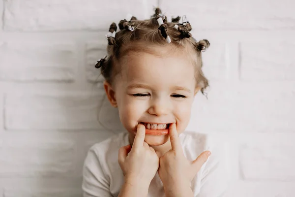 Retrato Brilhante Uma Menina Bonita — Fotografia de Stock