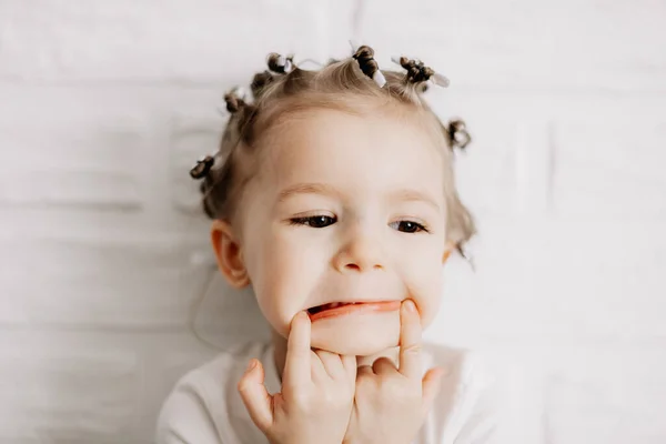 Retrato Uma Menina Com Emoções Bebê Sinceras Brilhantes Menina Encaracolado — Fotografia de Stock