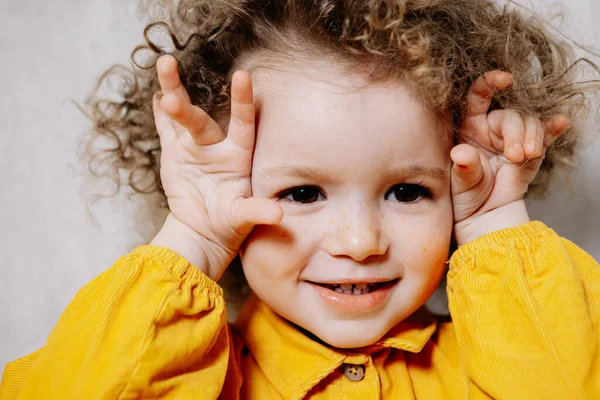 Parlak Bebek Duyguları Olan Bir Kızın Portresi Küçük Kıvırcık Kız — Stok fotoğraf