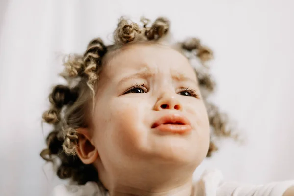 Маленькая Кудрявая Девочка Плачет Эмоционально Лицо Слезами Негативными Эмоциями Разочарования — стоковое фото