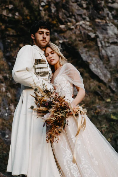 噪音效果 有选择的焦点 一对浪漫的新人 新娘和新郎站在那里 捧着一束鲜花 自然婚礼仪式 — 图库照片