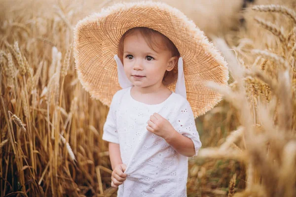 Söt Liten Flicka Med Ett Vackert Leende Bär Sommar Halm — Stockfoto