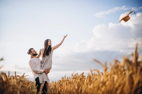 Jovem Família Feliz Hipsters Elegantes Andando Campo Trigo Outono Juntos — Fotografia de Stock