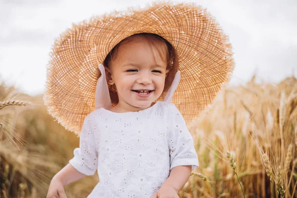 Muito Bonito Bebê Menina Com Belo Sorriso Usando Chapéu Palha — Fotografia de Stock