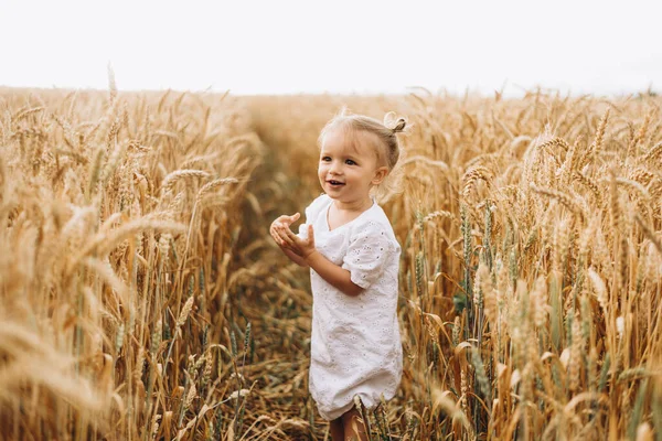 Söt Liten Flicka Med Ett Vackert Leende Bär Sommar Halm — Stockfoto