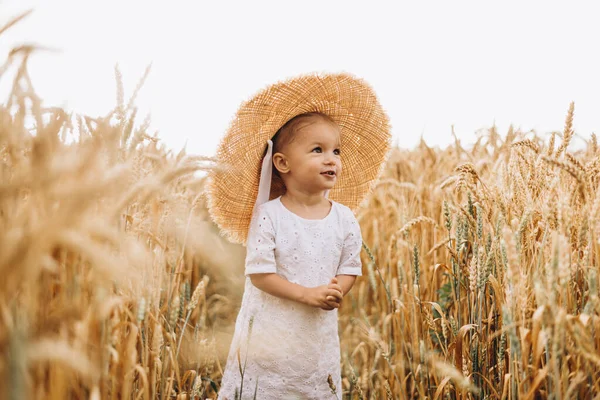 Muito Bonito Bebê Menina Com Belo Sorriso Usando Chapéu Palha — Fotografia de Stock