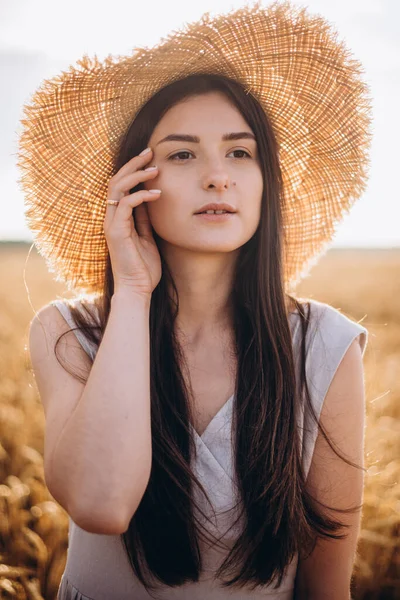 Mujer Hipster Positiva Vestida Con Ropa Elegante Pasar Día Feliz — Foto de Stock