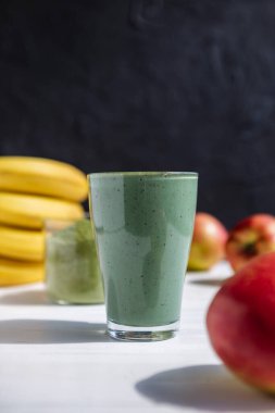Taze kırmızı elma, muz ve spirulina tozuyla meyve püresi. Yaz vitamini tazeleyici içecek. Sağlıklı detoks diyeti