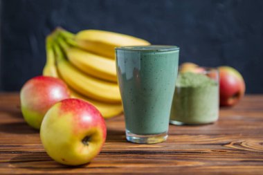 Taze kırmızı elma, muz ve spirulina tozuyla meyve püresi. Yaz vitamini tazeleyici içecek. Sağlıklı detoks diyeti