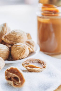 Masa arkasında kaynatılmış konsantre süt olan ev yapımı kurabiyeler. Boşluğu kopyala