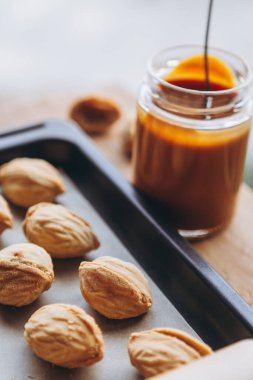 Masa arkasında kaynatılmış konsantre süt olan ev yapımı kurabiyeler. Boşluğu kopyala