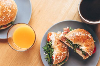 Lezzetli ve iştah açıcı bir kahvaltı: tabağa doldurulmuş bir simit.