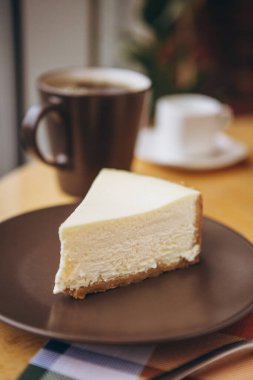 Kahve dükkanındaki masada kahveli bir parça kek.