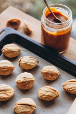 cevizli bisküvi ve bir kavanoz konsantre süt. Lezzetli ev yapımı kurabiye tarifi. Boşluğu kopyala