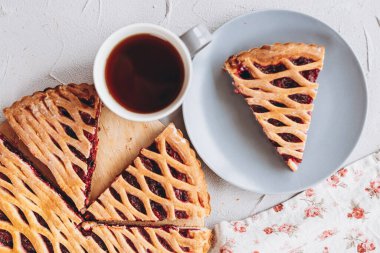 Ev yapımı vişneli turta ve çay.