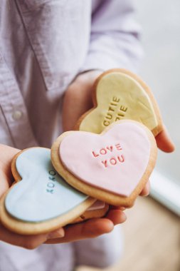 Sevgililer Günü hediyeleri: Kalp şeklinde kurabiyeler renkli jöleli ve tüm aşıklar için temalı harfler