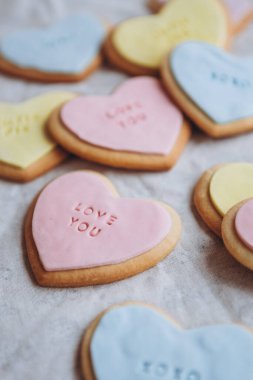 Sevgililer Günü hediyeleri: Kalp şeklinde kurabiyeler renkli jöleli ve tüm aşıklar için temalı harfler