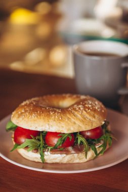Lezzetli ve iştah açıcı bir kahvaltı: tabağa doldurulmuş bir simit.