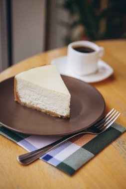 Kahve dükkanındaki masada kahveli bir parça kek.